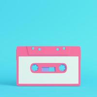 cinta de audio vintage rosa sobre fondo azul brillante en colores pastel. concepto de minimalismo foto