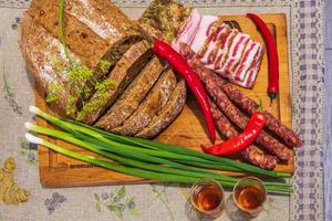 comida nacional ucraniana en la mesa foto