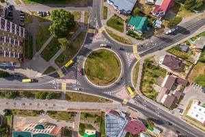 vista aérea del cruce de carreteras o intersección de carreteras. red de cruce de transporte tomada por drones. foto