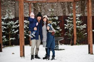 familia joven con dos hijos en día de invierno. foto