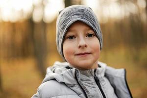 primer plano retrato al aire libre de otoño de niño. foto