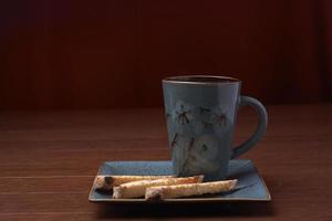 una taza de café con biscotti foto