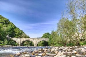 Puente de piedra de tres tramos que conduce a Richmond North Yorkshire, Reino Unido foto