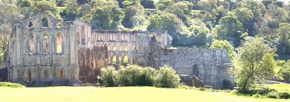 exterior de la abadía de rievaulx con árboles en el parque nacional de North York Moors, Reino Unido foto