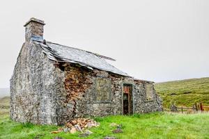 edificio de piedra con yorkshire dales reino unido en el fondo foto