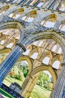 detalles del arco en las ruinas de la abadía de rievaulx en el parque nacional de North York Moors, Yorkshire, Reino Unido foto