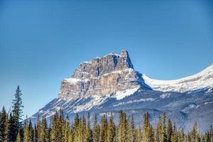 montaña con cielo azul en el parque nacional de banff canadá foto