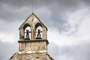 antiguo campanario de la iglesia con un cielo gris en el fondo en el norte de yorkshire foto