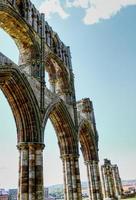 Arcos en las ruinas de la abadía de Whitby en North Yorkshire, Reino Unido foto