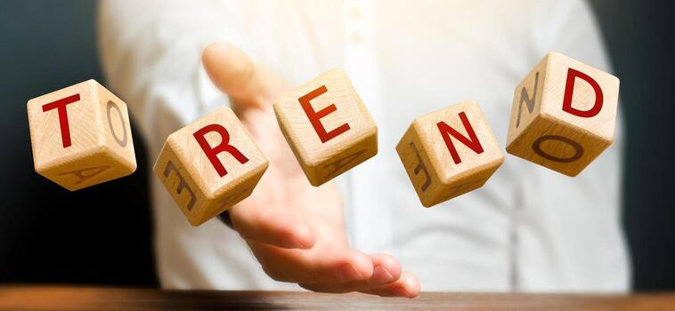 los cubos lanzados por un hombre forman la tendencia de las palabras. temas populares y relevantes. métodos de evaluación. prediciendo la popularidad de nuevos temas, estilos y tecnologías en la próxima temporada. nuevas tendencias ideológicas. foto