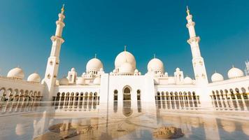 abu dhabi, emiratos árabes unidos, 2022 - mezquita sheikh zayed en un día de cielo azul claro, abu dhabi, emiratos árabes unidos foto