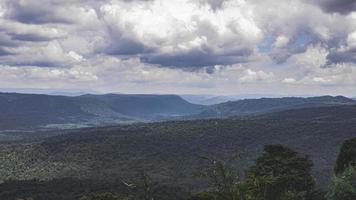 panorama de altas montañas en tailandia maravilloso paisaje de temporada de lluvias en las montañas tienen todo el cielo nubes y niebla. foto