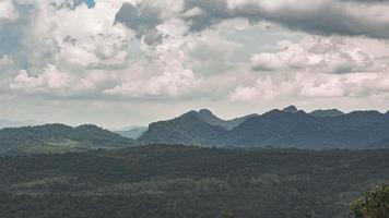 panorama de altas montañas en tailandia maravilloso paisaje de temporada de lluvias en las montañas tienen todo el cielo nubes y niebla. foto