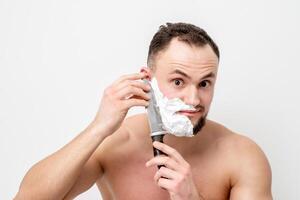 hombre afeitándose la barba con un cuchillo foto