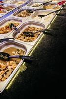 buffet con comida variada en un restaurante chino foto