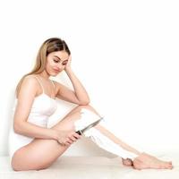 mujer se afeita las piernas con un cuchillo foto