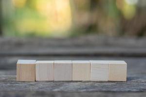 ocho cubos de bloques de madera en blanco sobre un fondo blanco para su texto. espacio libre para banner y plantilla de concepto de negocio. foto