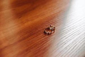 dos anillos de boda en el suelo con contraste foto