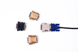 varios adaptadores de cables convertidores para computadoras y teléfonos inteligentes hdmi vga usb dvi dp aislado en blanco foto