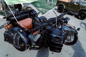 viejo tricar, motocicleta gris de tres ruedas con sidecar de las fuerzas alemanas foto