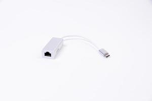 varios adaptadores de cables convertidores para computadoras y teléfonos inteligentes hdmi vga usb dvi dp aislado en blanco foto