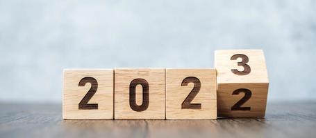 voltear el bloque 2022 a 2023. objetivos, resolución, estrategia, plan, motivación, reinicio, pronóstico, cambio, cuenta regresiva y conceptos de vacaciones de año nuevo foto