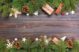 fondo de navidad con abeto y caja de regalo en la mesa de madera. vista superior con espacio de copia para su diseño foto