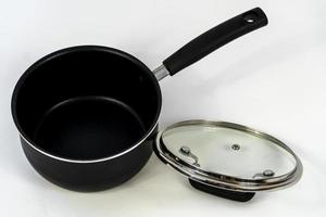 juego de utensilios de cocina, juego de cena de acero aislado en fondo blanco, juego de utensilios de cocina de metal negro foto
