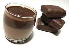 comida con sabor a chocolate sobre fondo blanco foto