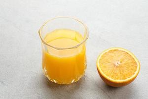 jugo de naranja en vaso, jugo prensado en frío foto