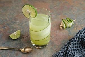 jugo de pepino, un vaso de jugo de pepino fresco. jugo prensado en frio foto