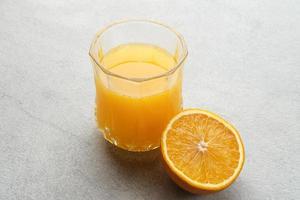 jugo de naranja en vaso, jugo prensado en frío foto