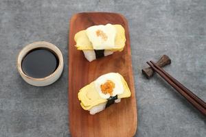 rollos de sushi de huevo o sushi tamago con caviar rojo, comida japonesa foto