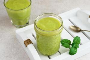 jus alpukat o jugo de aguacate. dieta y nutrición veganas, bebidas de conceptos saludables. foto