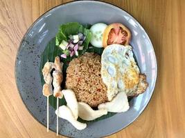 una de las mejores comidas del mundo según lo declarado por el mundialmente famoso canal de noticias arroz frito indonesio nasi goreng foto