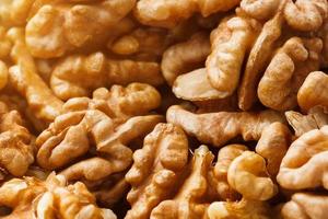 nueces vendidas en el mercado de las especias. Las nueces ayudan a reducir el colesterol. los buenos granos comen sano. foto