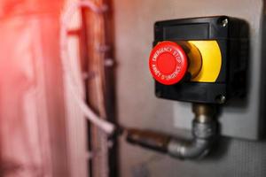 el botón rojo de emergencia o el botón de parada para la prensa manual. botón de parada para máquina industrial, parada de emergencia por seguridad. foto