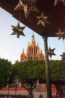 parroquia arcangel iglesia jardin plaza del pueblo rafael chruch san miguel de allende, mexico. parroaguia creada en 1600 foto