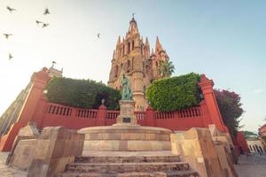 parroquia arcangel iglesia jardin plaza del pueblo rafael chruch san miguel de allende, mexico. parroaguia creada en 1600 foto