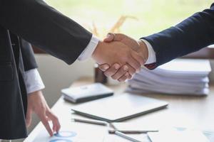 dos hombres de negocios se dan la mano para la cooperación empresarial foto