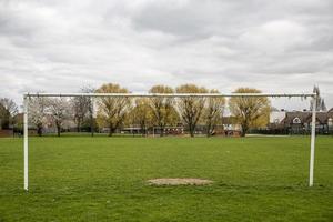 antigua portería de fútbol en el campo de Londres, Reino Unido foto