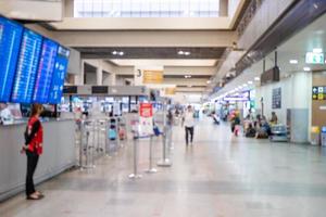 foto borrosa de la terminal del aeropuerto. Pasajeros de líneas aéreas en un aeropuerto internacional.