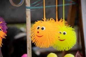 juguetes para niños con material de caucho vendidos por vendedores ambulantes foto