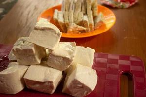tempe y tofu en sus respectivos envases sobre una mesa de chocolate foto