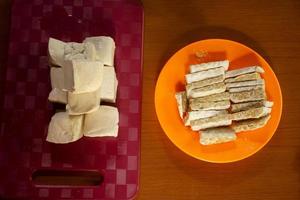 tempe y tofu en sus respectivos envases sobre una mesa de chocolate foto