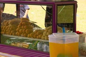 albóndigas fritas, albóndigas a la parrilla, salchichas fritas vendidas por vendedores ambulantes foto