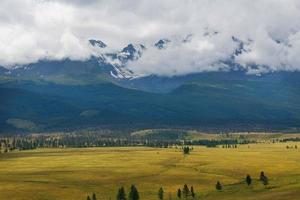 vista panorámica de la cordillera nevada del norte de chuya en las montañas de altai en verano, siberia, rusia foto