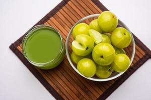 jugo fresco de grosella o amla o jugo de phyllanthus emblica o avla foto