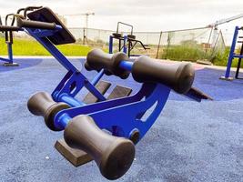 haciendo deporte en el simulador en el parque al aire libre. simulador para bombear la espalda, piernas, trabajo con pesos pesados. ocio activo, tiempo al aire libre foto