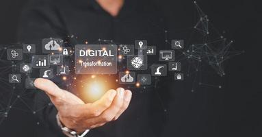 estrategia de tecnología de transformación digital, digitalización y digitalización de procesos y datos comerciales, optimizar y automatizar operaciones, gestión de servicio al cliente, internet y computación en la nube foto